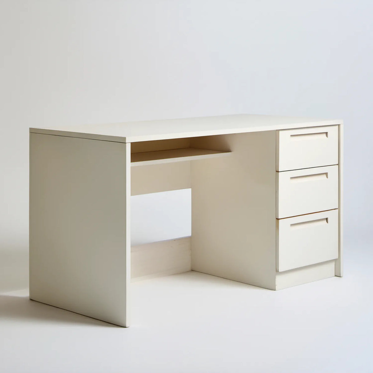 Białe biurko prostokątne 120 x 60 x 75 cm z 3 szufladami i półką